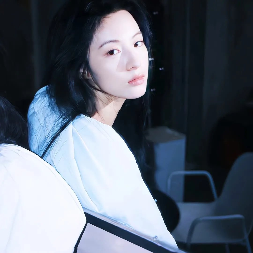 坐在酒吧里吃蛋糕